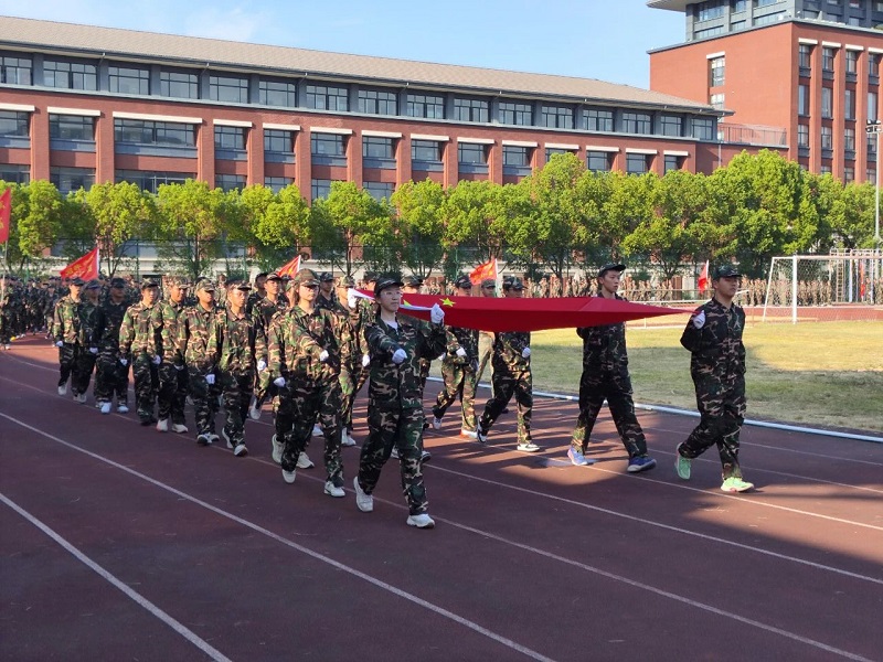 迷彩绘青春，淬炼启新程——慈中书院2025级高一新生军训汇演暨闭营仪式圆满举行